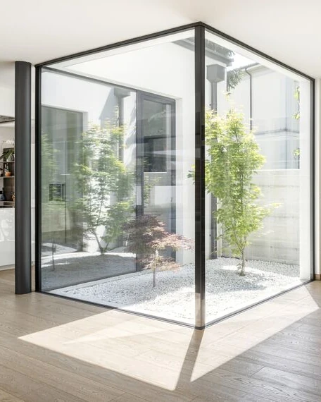 Infissi in alluminio per ambienti luminosi ed eleganti