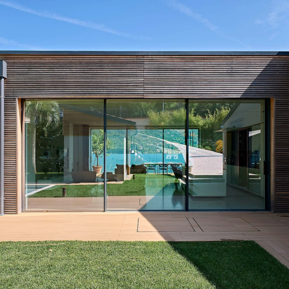 Porta-finestra in alluminio dal design minimal e contemporaneo