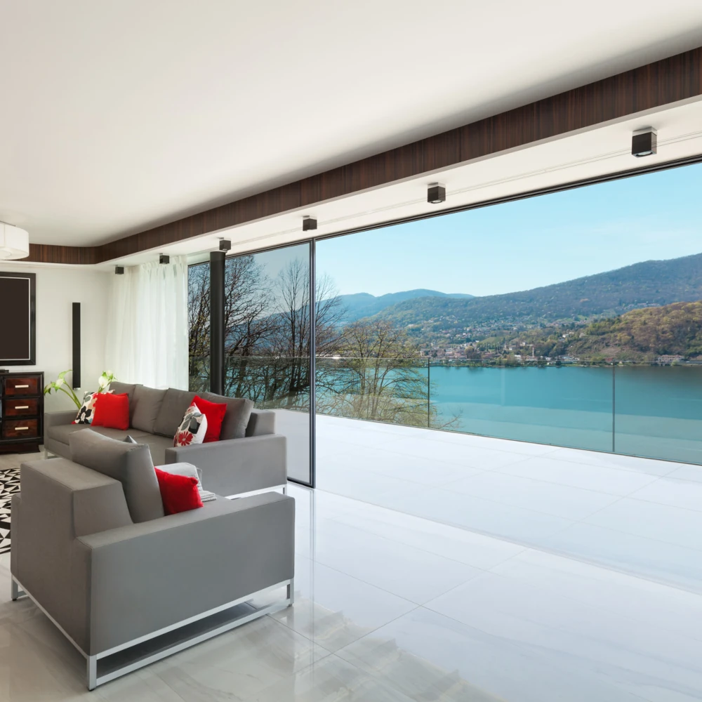 Serramento in alluminio rasomuro integrato nella parete