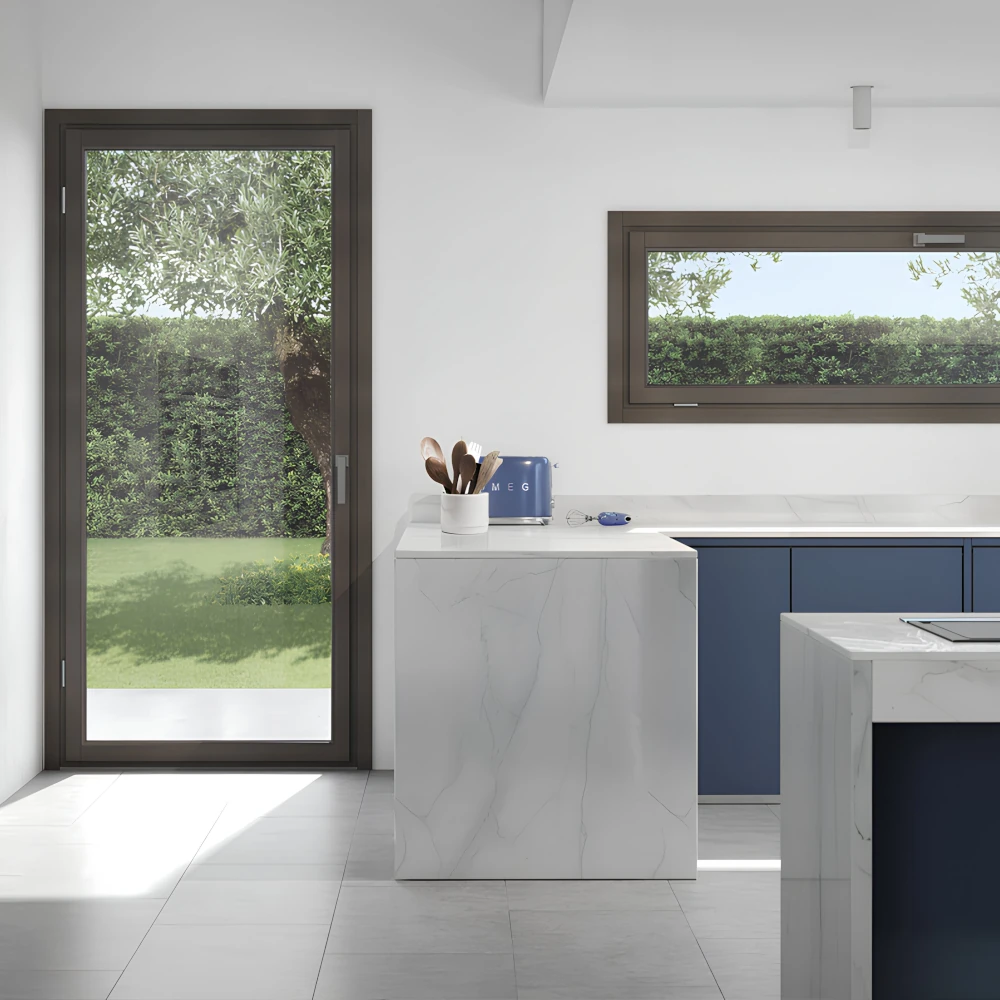 Infissi in legno moderni installati in ambiente domestico