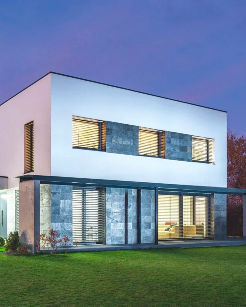 Infissi in PVC installati in abitazione moderna