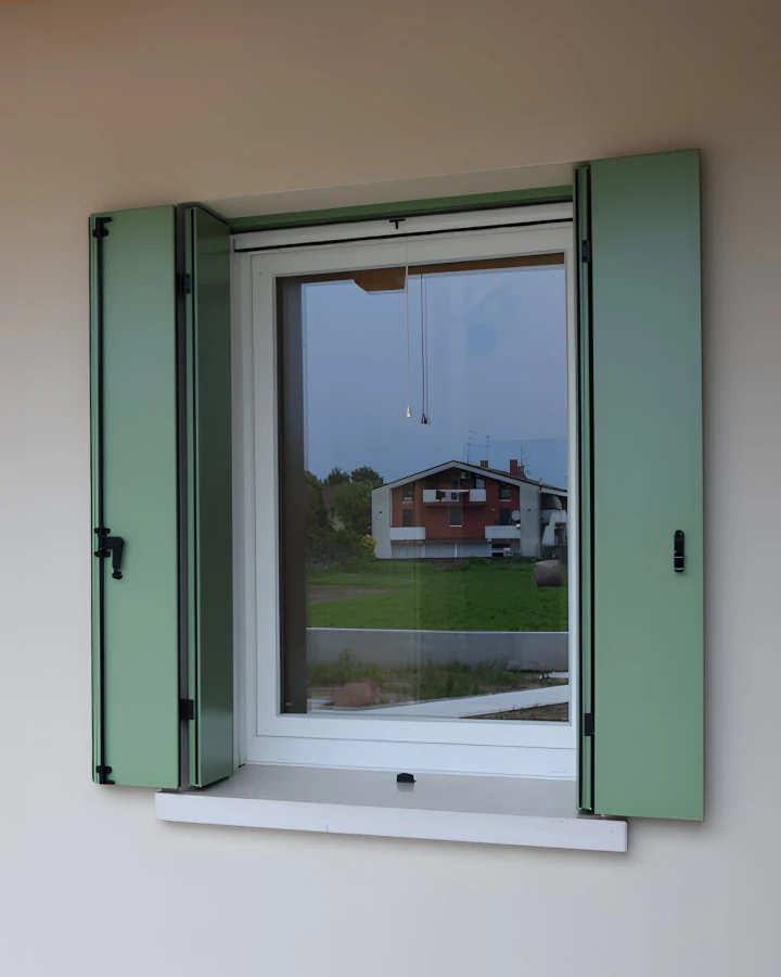 Sistemi oscuranti moderni installati su finestre residenziali - Scuri