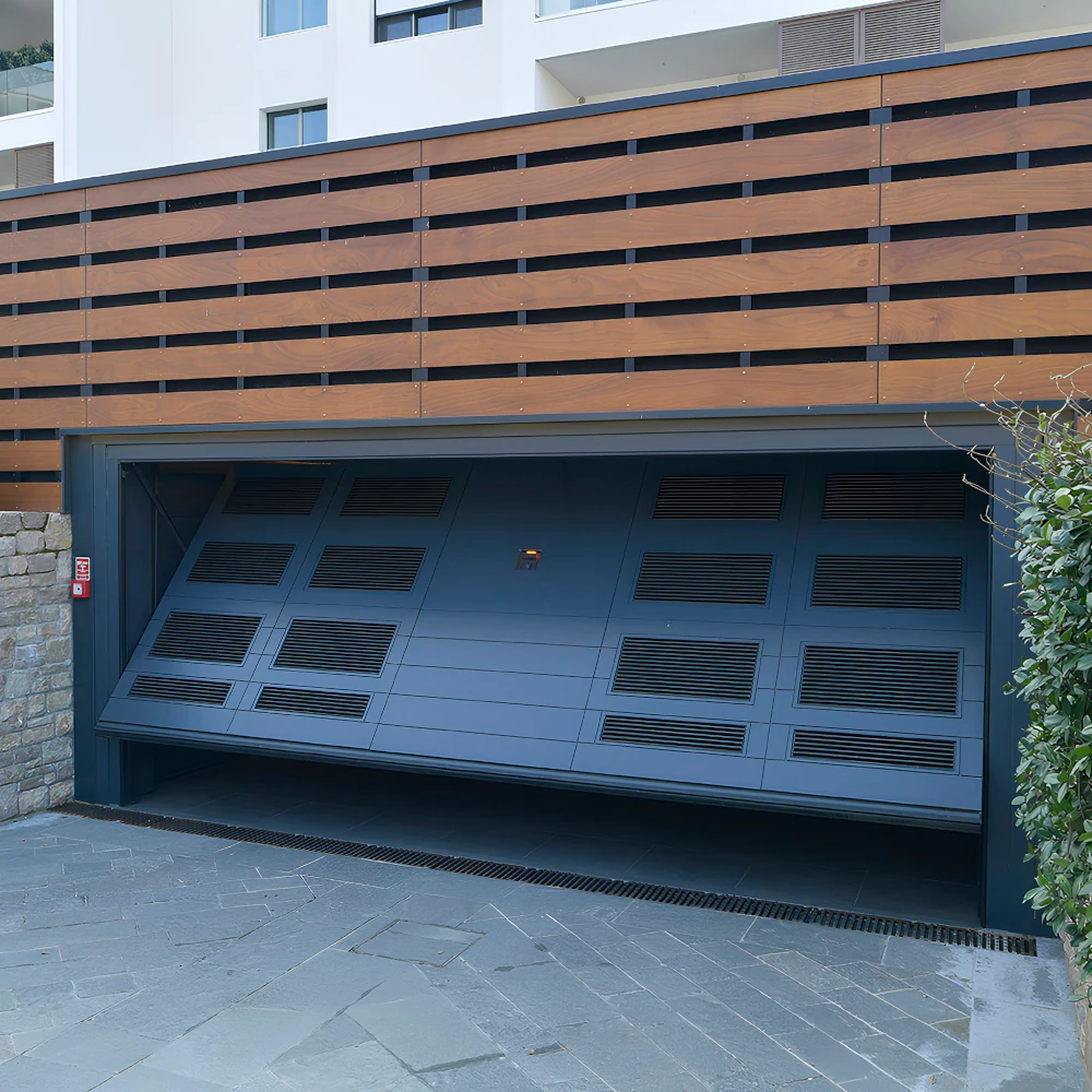 Porta da garage sezionale moderna Silvelox installata in abitazione