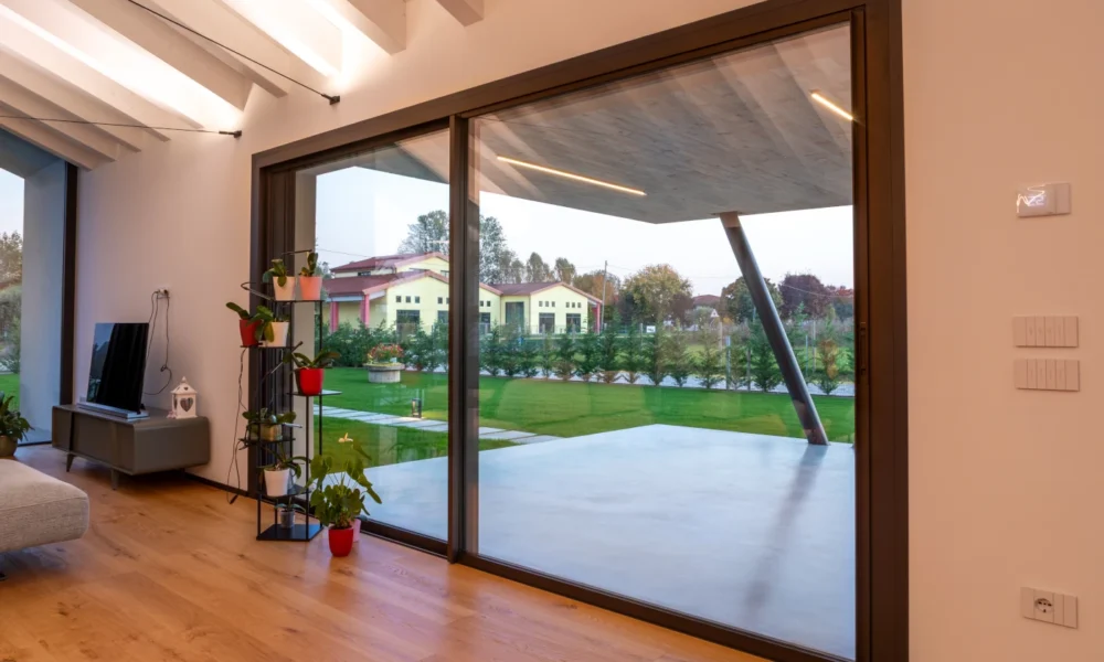 Infissi rasomuro a scomparsa per massima luminosità naturale