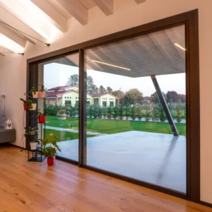 Infissi rasomuro a scomparsa per massima luminosità naturale