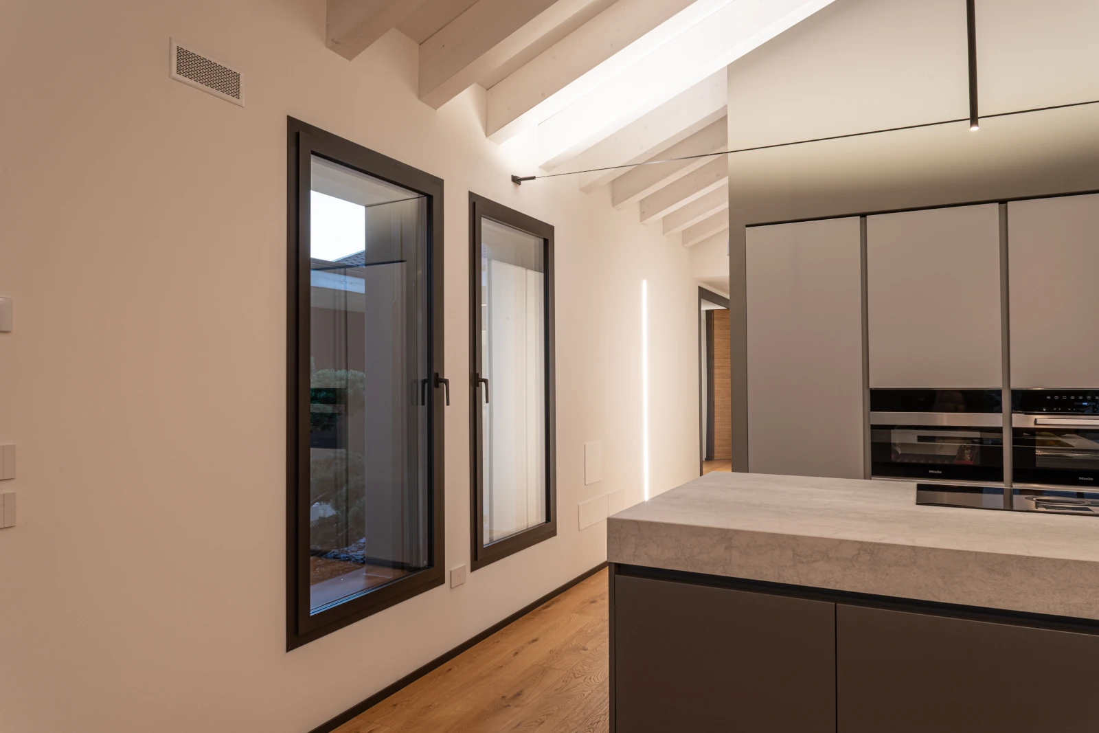 Infissi rasomuro: integrazione perfetta e design minimale